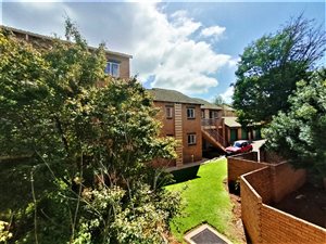 2 Bed Apartment in Die Hoewes