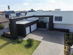 5 Bed House in Midlands Estate