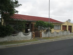 3 Bedroom House in Surrey Estate