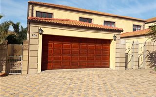 4 Bedroom Townhouse in Sherwood and surrounds