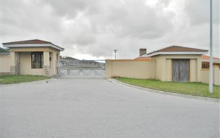 3 Bedroom House in Kragga Kamma