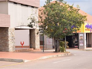 178 m² Retail Space in Die Hoewes