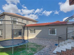 5 Bed House in Marlboro Gardens