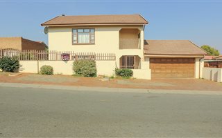 5 Bedroom House in Lenasia South
