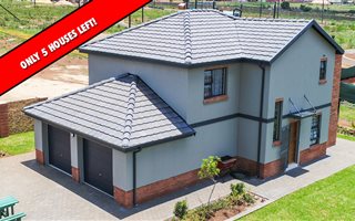 4 Bedroom House in Olievenhoutbosch