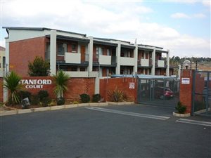 2 Bed Apartment in Bloubosrand