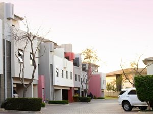 2 Bed House in Lombardy Estate
