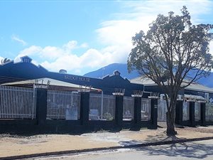 635 m² Commercial space in George South