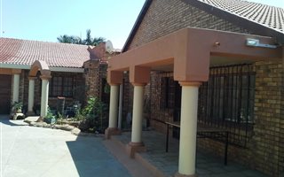 9000 m² Farm in The Orchards