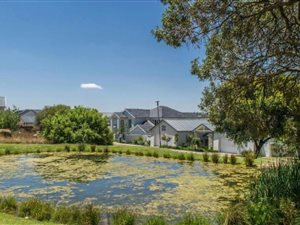 710 m² Land available in Helderfontein Estate