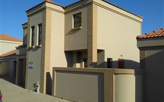 3 Bedroom Townhouse in Mookgophong (Naboomspruit)