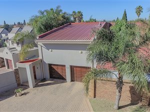 6 Bed House in Blue Gill