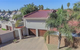 6 Bedroom House in Blue Gill