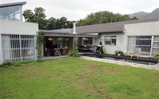 4 Bedroom House in Kirstenhof