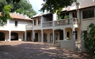 8 Bedroom House in Waterkloof Heights
