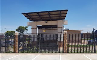 1200 m² Industrial space in Clayville