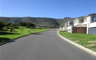 864 m² Land available in Baronetcy Estate