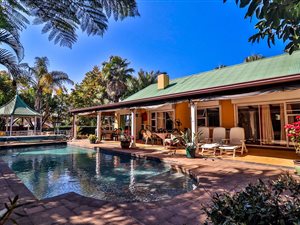 8 Bed House in Colts Hill