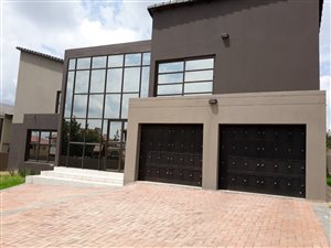 6 Bed House in Crescent Wood Country Estate