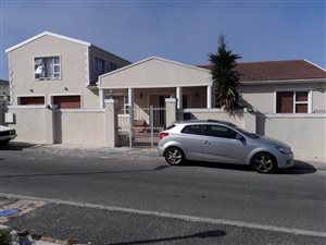 9 Bed House in Pelican Heights