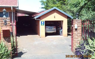 4 Bedroom House in Hayfields