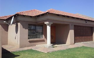 3 Bedroom House in Vanderbijlpark CE7