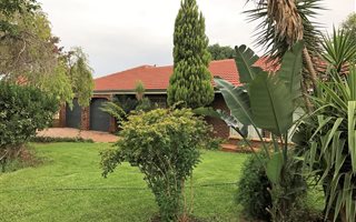 4 Bedroom House in Doringkruin