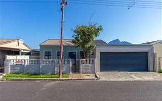 4 Bedroom House in Rondebosch East