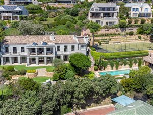 6 Bed House in Scott Estate