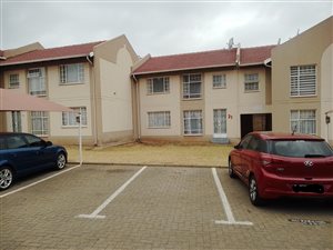 2 Bed Apartment in Die Hoewes