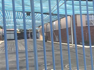 995 m² Retail Space in Manor