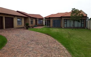 4 Bedroom House in Lambton Gardens