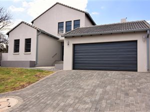 4 Bed House in Boardwalk