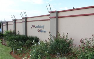 9000 m² Land available in Mooikloof Glen