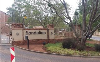2 Bedroom Cluster in Die Hoewes