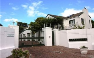 4 Bedroom Townhouse in Wynberg