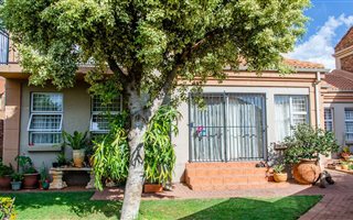 3 Bedroom House in Magalieskruin