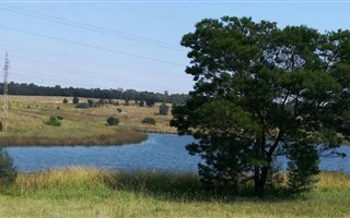 600 m² Land available in Clubville