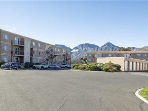 2 Bed Apartment in Sir Lowrys Pass