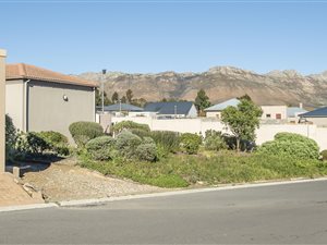 2 Bed Apartment in Sir Lowrys Pass