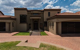 4 Bedroom House in Eagle Canyon Golf Estate