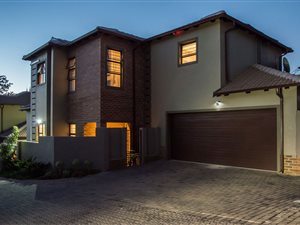 3 Bed Townhouse in Ruimsig Country Estate