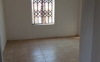 Bachelor apartment in Protea Glen
