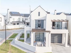 3 Bed House in Somerset West Central