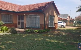 4 Bedroom House in Edelweiss