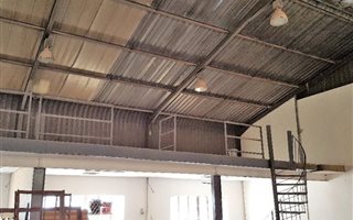 801 m² Commercial space in Die Hoewes