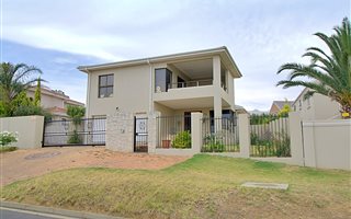 4 Bedroom House in Dennegeur