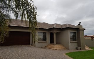 3 Bedroom House in Aerorand