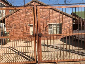 10 Bed House in Eldorado Park