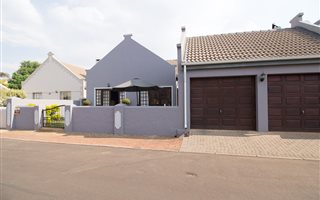 4 Bedroom House in Rietvalleirand